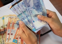 У большей половины казахстанцев зарплата выше 100 тысяч тенге