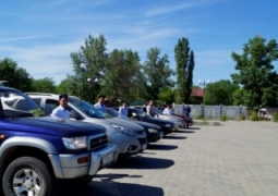 В Усть-Каменогорске в дни оразы около 60 машин бесплатно развозят людей