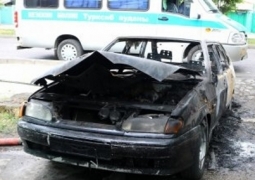 В Алматы сгорела машина, оставленная на ремонт (ВИДЕО)