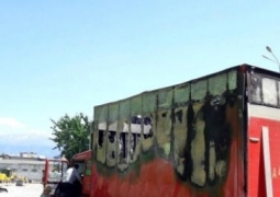 В Алматы около ТЦ "Март" сгорел грузовик с товаром