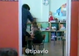 В Павлодаре воспитательница бьет детей по голове (ВИДЕО)