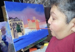 Казахстанский художник без рук продает картины ради ремонта дорог в своем селе