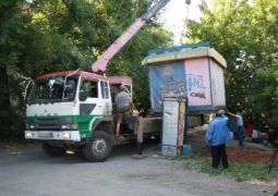 В Казахстане продолжают сносить незаконные старые ларьки