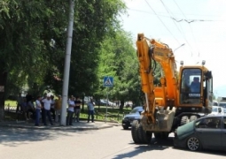 ДТП в Алматы: экскаватор раздавил машину (ВИДЕО)