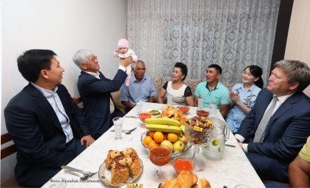 Семье 18-миллионной казахстанки подарят трехкомнатную квартиру
