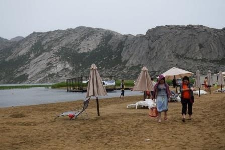 Наказанный в ВКО районный аким за две недели жизни в палатке обустроил пляж