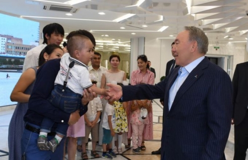 Нурсултан Назарбаев посетил отреставрированный монумент «Байтерек»