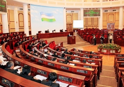 Узбекских депутатов обязали завести аккаунты в соцсетях
