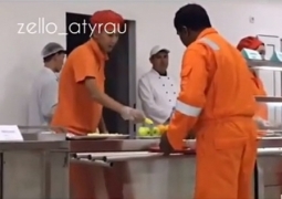 В столовой нефтяной компании Атырау иностранцам тайком выдают бананы (ВИДЕО)