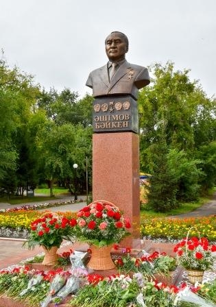 В Петропавловске открыли памятник Байкену Ашимову