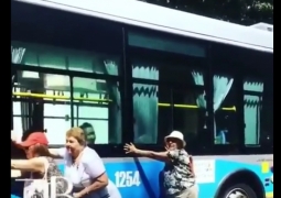 Толкающие троллейбус в Алматы бабушки позабавили Казнет (ВИДЕО)