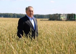 Нурсултан Назарбаев осмотрел пахотные земли в Акмолинской области