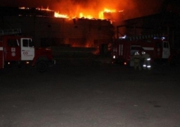 В Усть-Каменогорске горевший цех тушили 7 пожарных частей