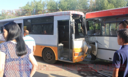 При столкновении двух автобусов в Уральске постарадали 10 человек