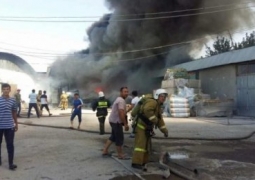 Пожар в Шымкенте: горел склад с люстрами и пластиком (ВИДЕО)
