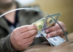 Объем покупки казахстанцами долларов и евро вырос на треть в июле