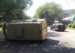 Машина с деньгами перевернулась в Алматы 