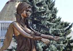В Алматы появился памятник жертвам домашнего насилия 