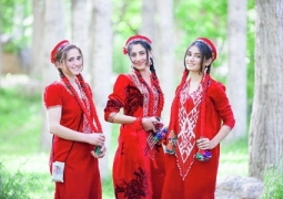 Носить национальные наряды обязали граждан Таджикистана