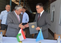 Таджикистан получил от Казахстана гуманитарную помощь продуктами на миллион долларов