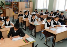 В Алматы школьницу выгнали с урока за брюки неправильного кроя