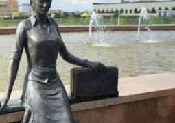 В Уральске появилась скульптура "Джулия" памяти Батырхана Шукенова