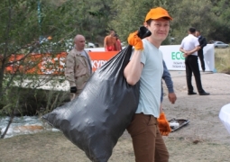 Блогеры и журналисты собирали мусор, оставленный туристами вдоль Тургеньского ущелья