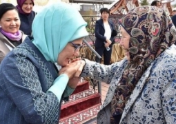 Первая леди Турции восхитила пользователей, поцеловав руку казахской бабушке