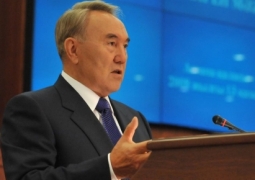 Нурсултан Назарбаев: Надо научить пользоваться смартфонами как следует