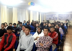 В ВКО студенты-активисты разъясняют переход казахского языка на латиницу