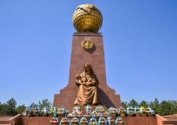 Президенты Казахстана и Узбекистана возложили цветы к монументу независимости и гуманизма