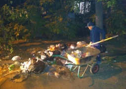 9-летний школьник убрал мусор соседнего двора в Алматы