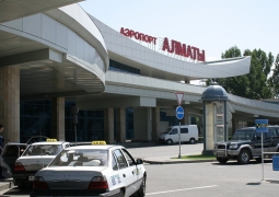 Штрафом отделался россиянин, пнувший полицейского в аэропорту Алматы