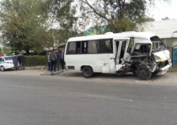 Пять человек пострадали при столкновении автобуса с грузовиком в Алматы 