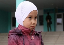 Родителей, запрещающих дочерям снимать платки в школах, будут штрафовать