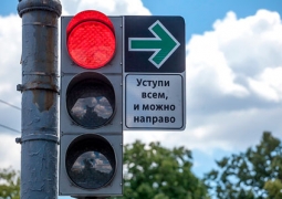 В Казахстане водителям могут разрешить поворачивать на красный