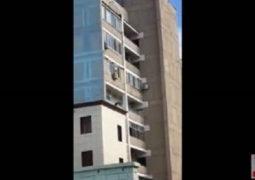 В Актау мужчина спас девушку от падения с многоэтажки (ВИДЕО)