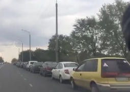 Видео километровой очереди за бензином в Экибастузе появилось в Сети
