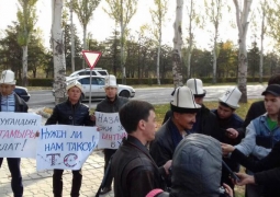 Пикет возле посольства Казахстана прошел в Бишкеке