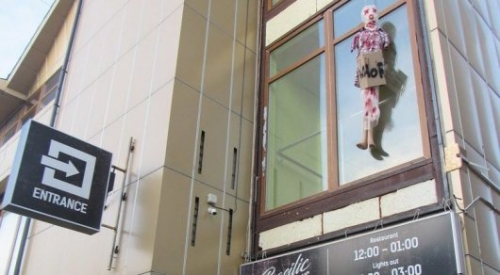 "Кровавый" манекен повесили напротив прокуратуры СКО