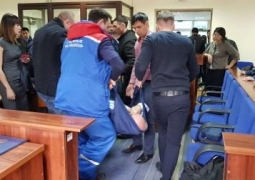 Экс-чиновник упал в обморок во время оглашения приговора в суде ВКО (ВИДЕО)