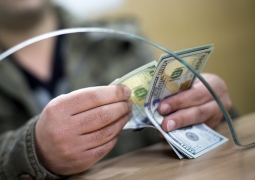 7,7 миллиардов долларов купили казахстанцы в обменниках с начала года