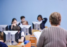 Казахстанских учителей не отпускают на пенсию 