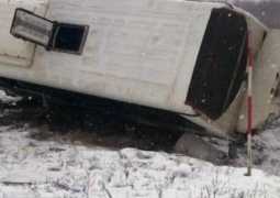 Автобус опрокинулся из-за гололеда близ Алматы, двое погибли; 10 человек травмированы