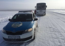 Женщины-предприниматели 10 часов толкали замерзший автобус на карагандинской трассе