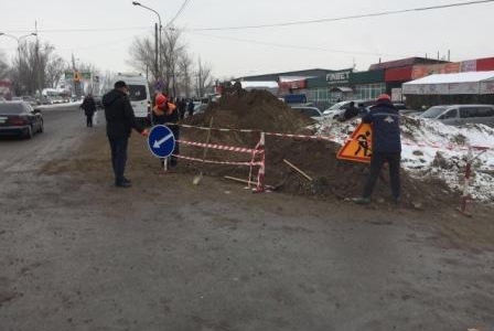Начались работы на автодороге в районе рынка Алтын-Орда