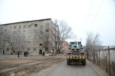 Крымбек Кушербаев посетил место обрушения общежития в "Титове"