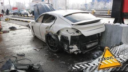 В Алматы водитель Porsche устроил разгром на АЗС и скрылся
