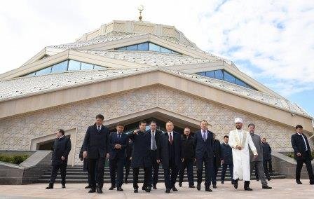 Нурсултан Назарбаев посетил новую мечеть в Астане