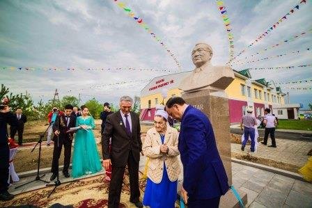 В Алматинской области установили памятник Мухтару Арыну